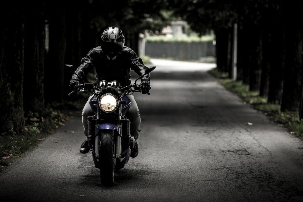 バイクに乗ってるバイカーの写真