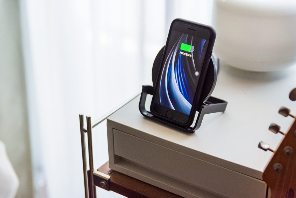 Belkinのワイヤレス充電器は部屋に馴染むシンプルなデザイン