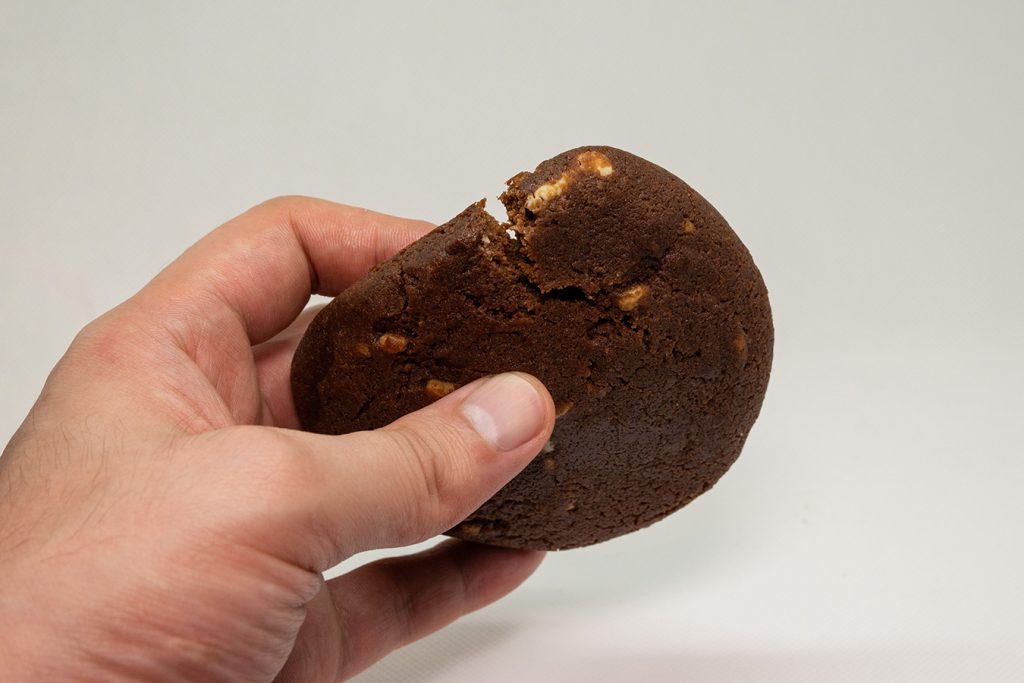 マイプロテインのプロテインクッキーはこれ一つでかなりお腹が膨れます