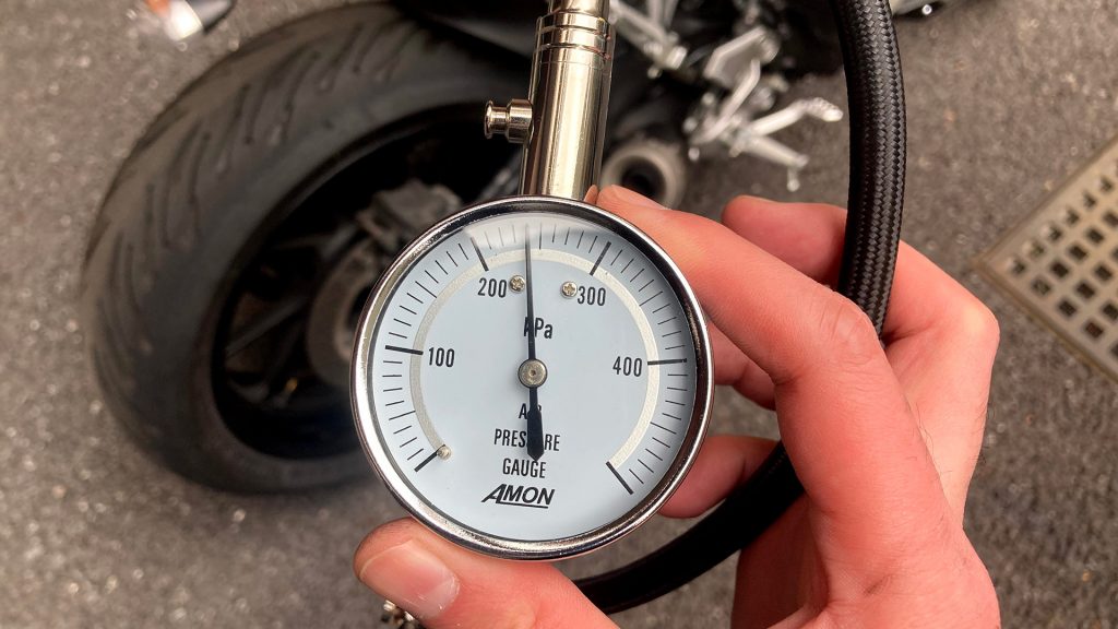 バイクの空気圧は自分でチェックするのが一番効率イイ